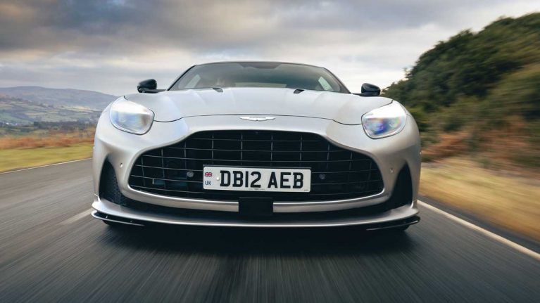 آستونمارتین DB12 در برابر مازراتی گرنتوریسمو تروفئو آستونمارتین DB12 در برابر مازراتی گرنتوریسمو تروفئو